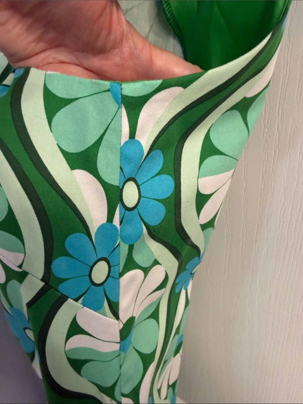 London Times Miranda sleeveless dress - Vibrant green, blue, white retro daisy - Picture 5 of 10